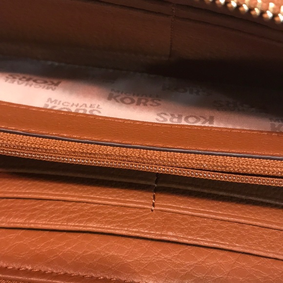 NWOT Michael KORS Clutch - Picture 3 of 6